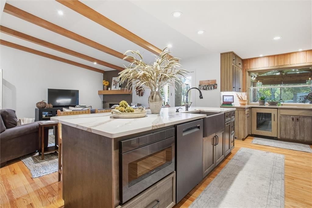 Photo 8 of 31 - 9815 Howe Drive, Overland Park, KS 66206