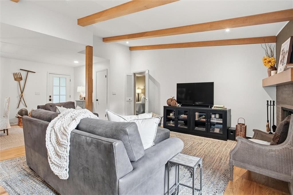 Photo 11 of 31 - 9815 Howe Drive, Overland Park, KS 66206