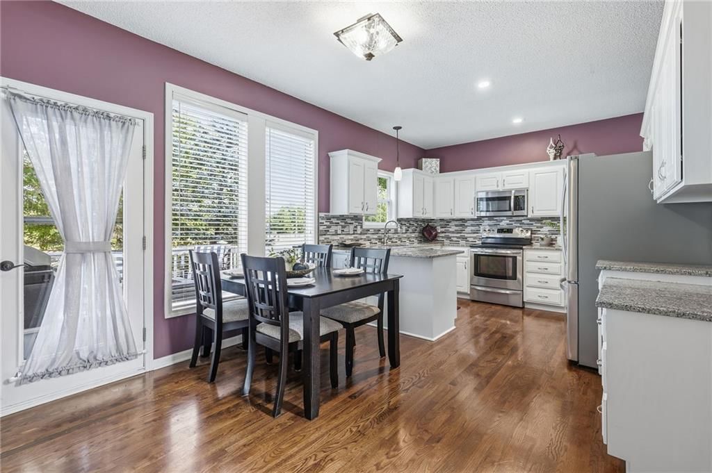 Photo 16 of 38 - 910 W Elizabeth Street, Olathe, KS 66061