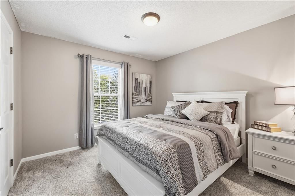Photo 24 of 38 - 910 W Elizabeth Street, Olathe, KS 66061