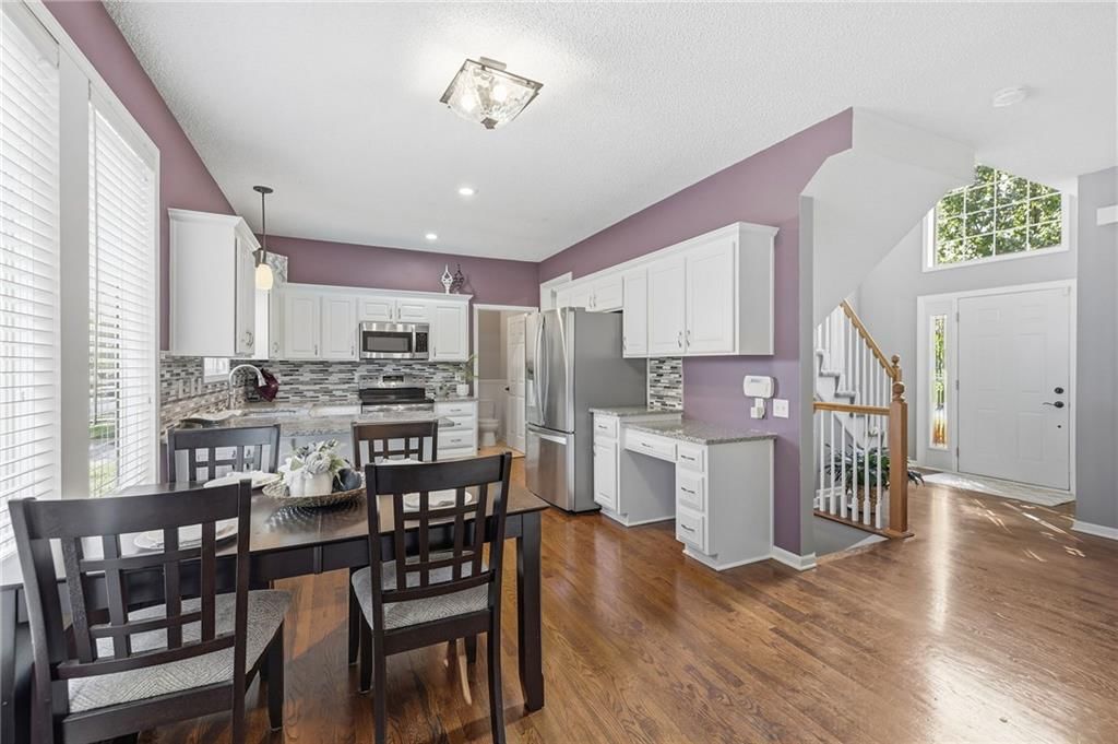 Photo 14 of 38 - 910 W Elizabeth Street, Olathe, KS 66061