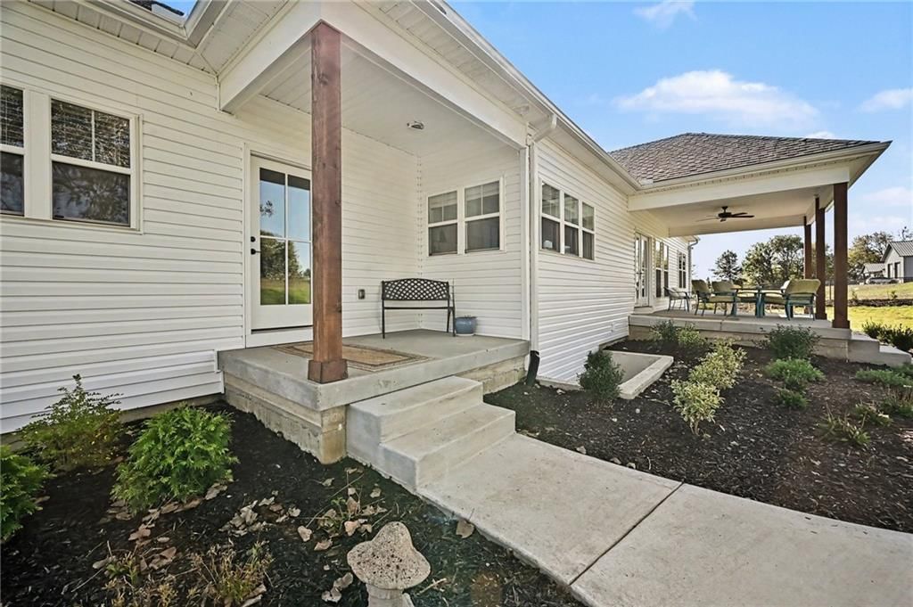 Photo 31 of 43 - 19920 NE F Highway, Smithville, MO 64089