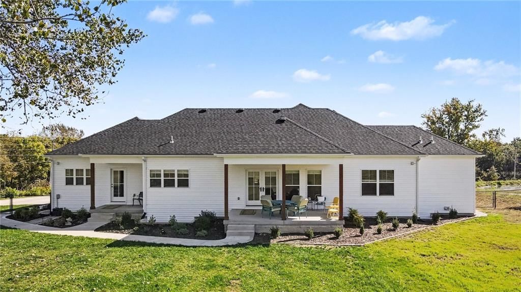 Photo 33 of 43 - 19920 NE F Highway, Smithville, MO 64089