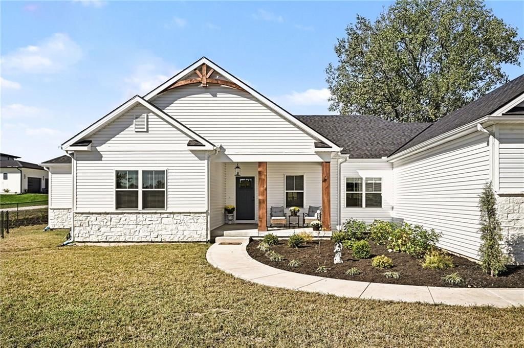 Covered front porch at 19920 NE F Highway, Smithville, MO 64089