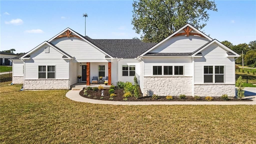 Photo 4 of 43 - 19920 NE F Highway, Smithville, MO 64089