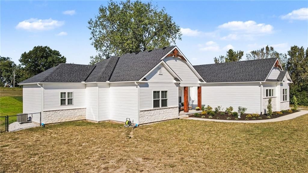 Photo 36 of 43 - 19920 NE F Highway, Smithville, MO 64089