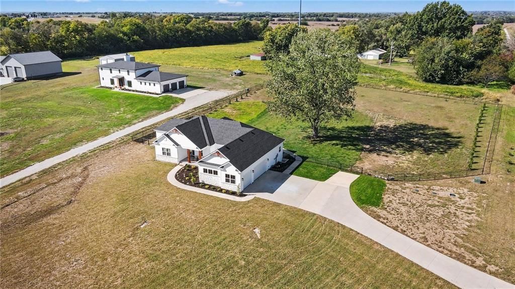 Photo 37 of 43 - 19920 NE F Highway, Smithville, MO 64089
