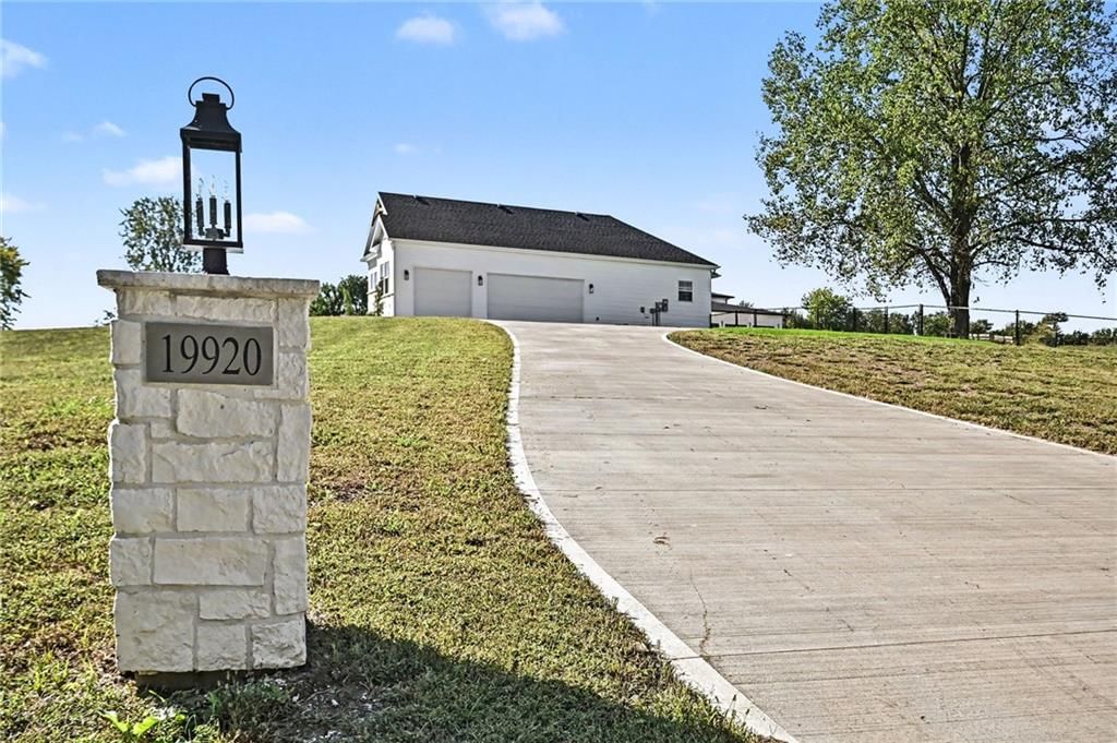 Concrete driveway at 19920 NE F Highway, Smithville, MO 64089