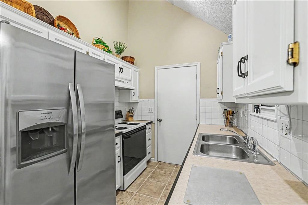 Photo 12 of 32 - 17405 MONTGALL Drive, Belton, MO 64012