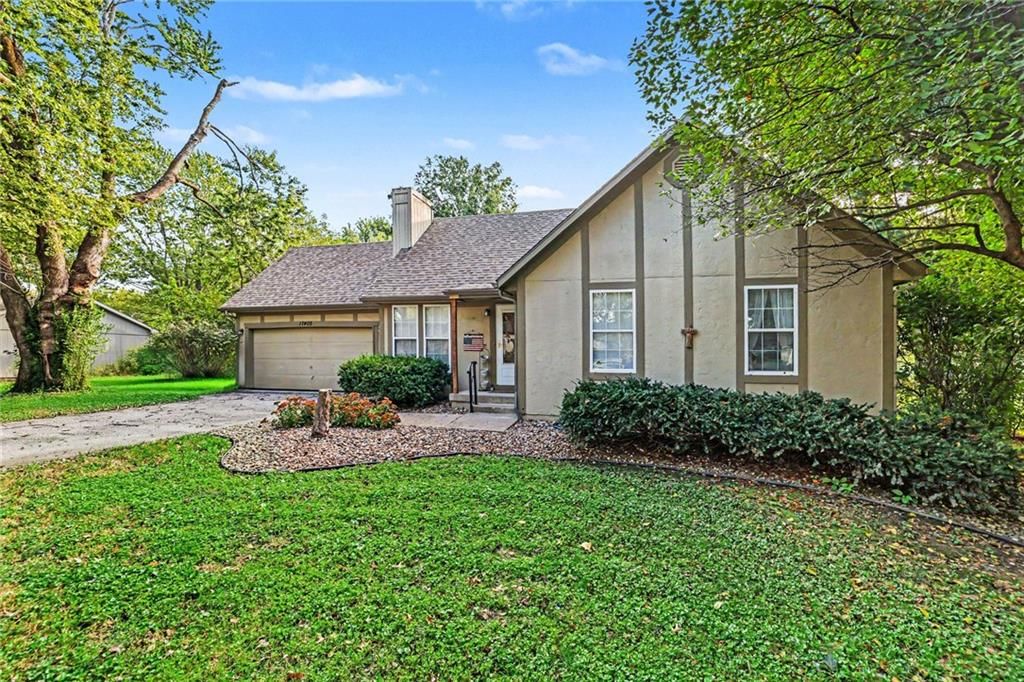 Photo 4 of 32 - 17405 MONTGALL Drive, Belton, MO 64012