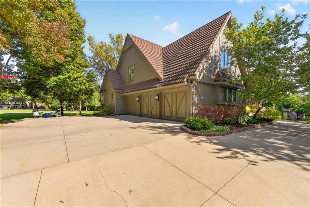 12711 Sagamore Road, Leawood, KS: listing photo 3
