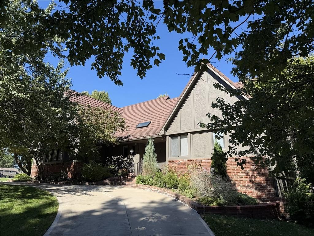 12711 Sagamore Road, Leawood, KS