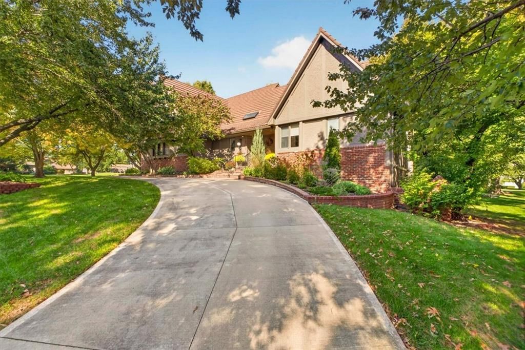 12711 Sagamore Road, Leawood, KS: listing photo 2