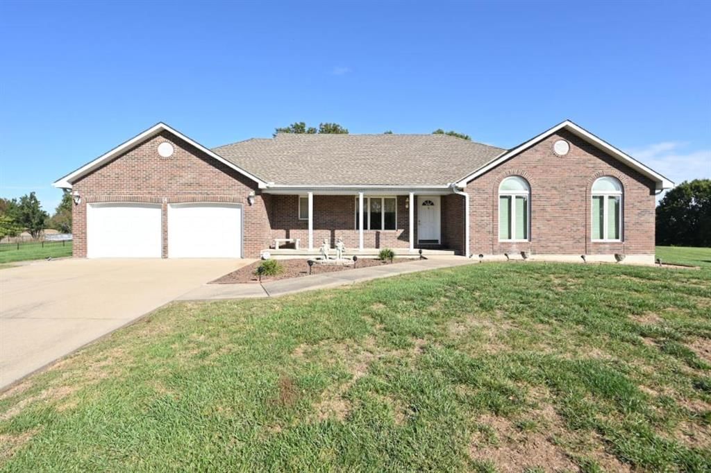 Attached garage and concrete driveway at 14 Pine View Road, Platte City, MO 64079