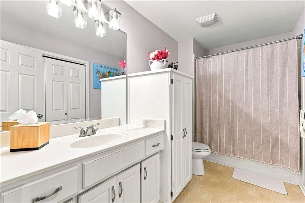 Photo 24 of 57 - 5343 Kenton Street, Shawnee, KS 66226