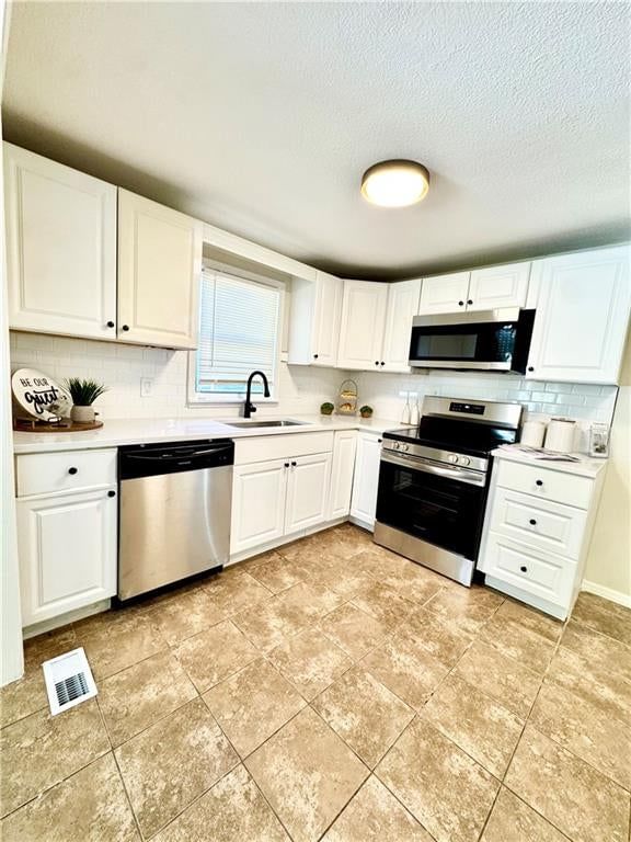 Photo 8 of 10 - 834 S Trail Ridge Drive, Independence, MO 64050