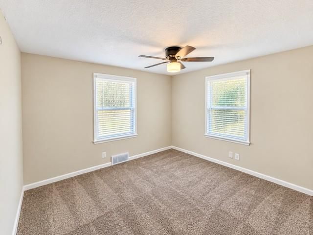 Photo 6 of 10 - 834 S Trail Ridge Drive, Independence, MO 64050