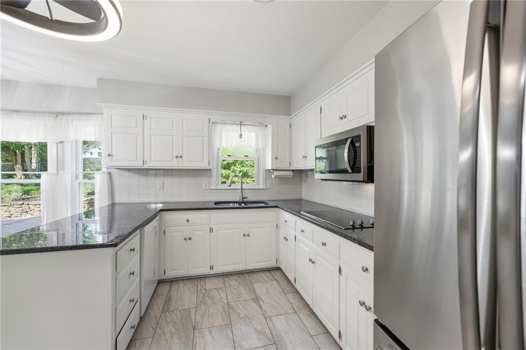 Photo 8 of 46 - 9932 Roe Avenue, Overland Park, KS 66207
