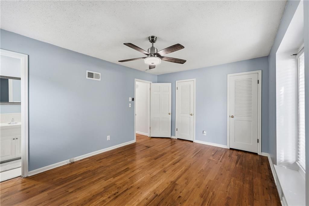 Photo 20 of 46 - 9932 Roe Avenue, Overland Park, KS 66207