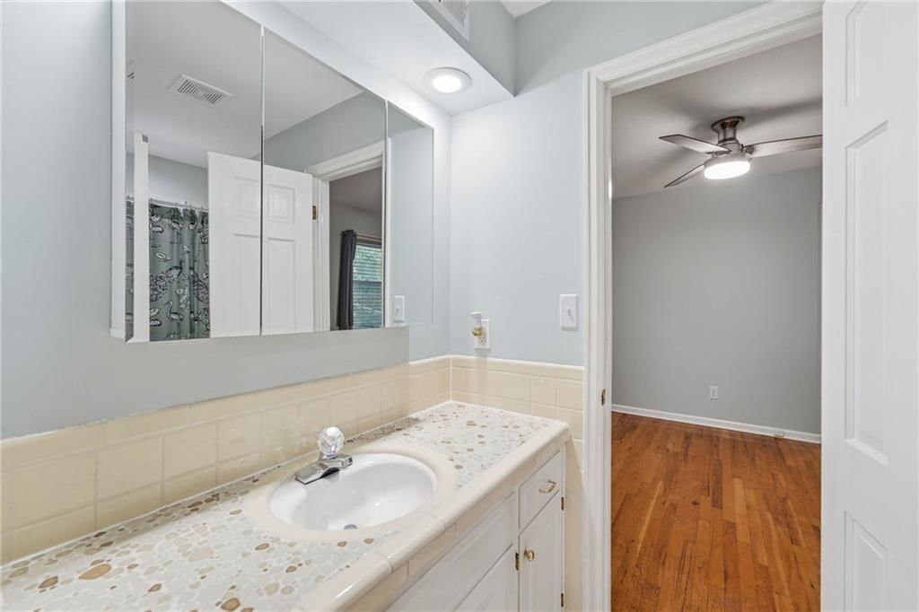 Photo 25 of 46 - 9932 Roe Avenue, Overland Park, KS 66207