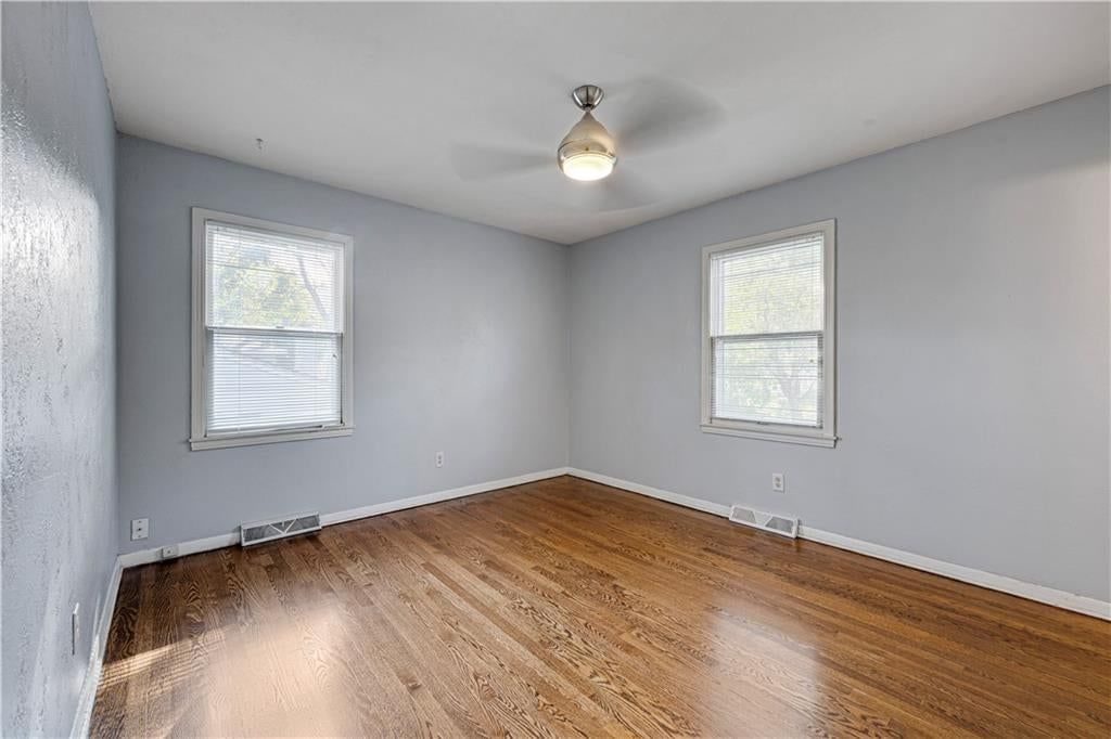 Photo 15 of 22 - 10130 Horton Drive, Overland Park, KS 66207