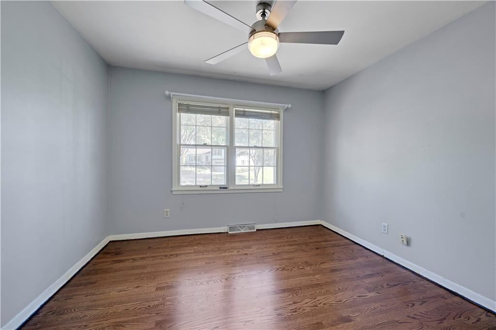 Photo 11 of 22 - 10130 Horton Drive, Overland Park, KS 66207