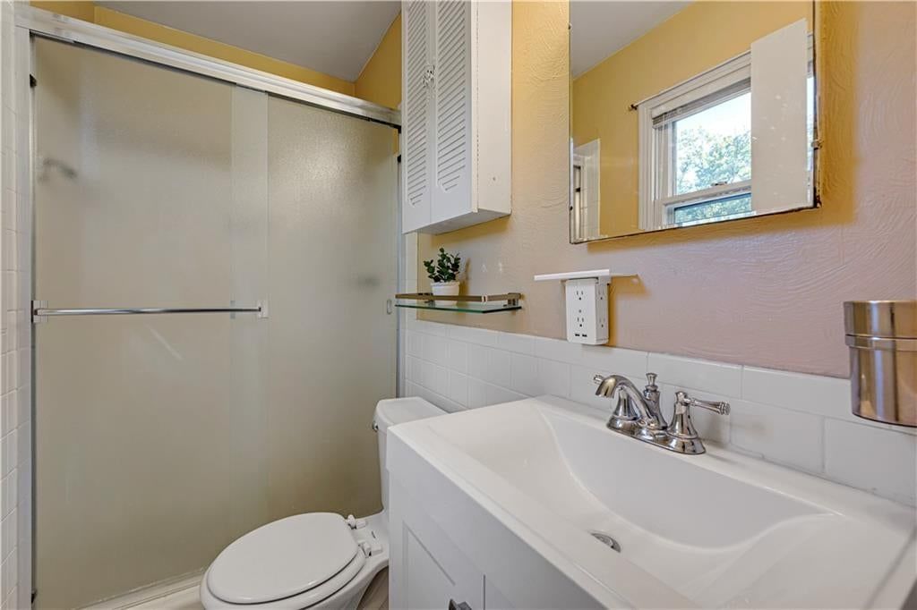 Photo 14 of 22 - 10130 Horton Drive, Overland Park, KS 66207