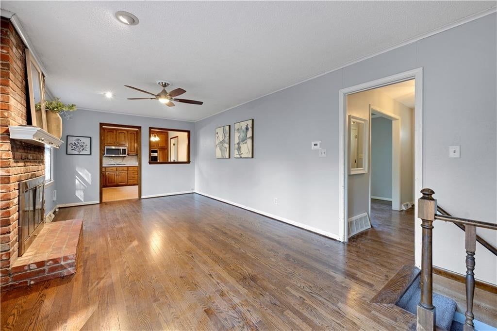 Photo 10 of 22 - 10130 Horton Drive, Overland Park, KS 66207