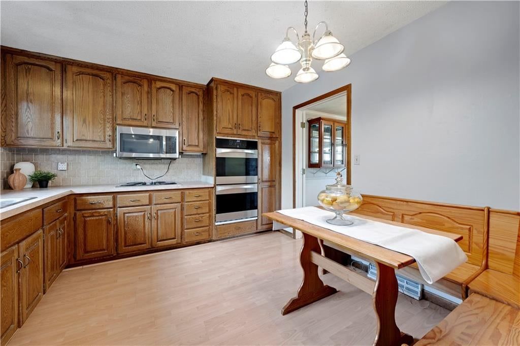 Photo 7 of 22 - 10130 Horton Drive, Overland Park, KS 66207