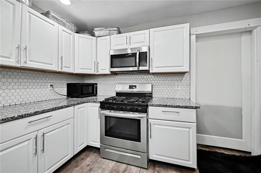 Gas range and double oven at 801 N 11th Street, Kansas City, KS 66102