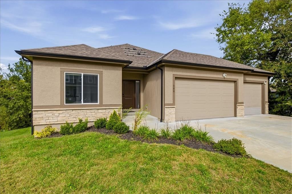 800 NW Hickory Ridge Drive, Grain Valley, MO: listing photo 2