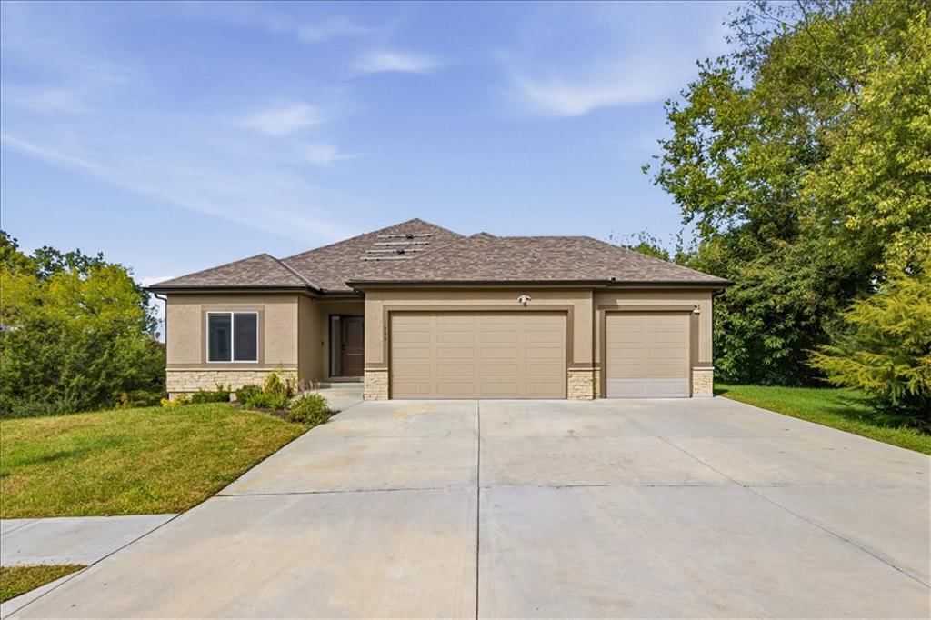 800 NW Hickory Ridge Drive, Grain Valley, MO