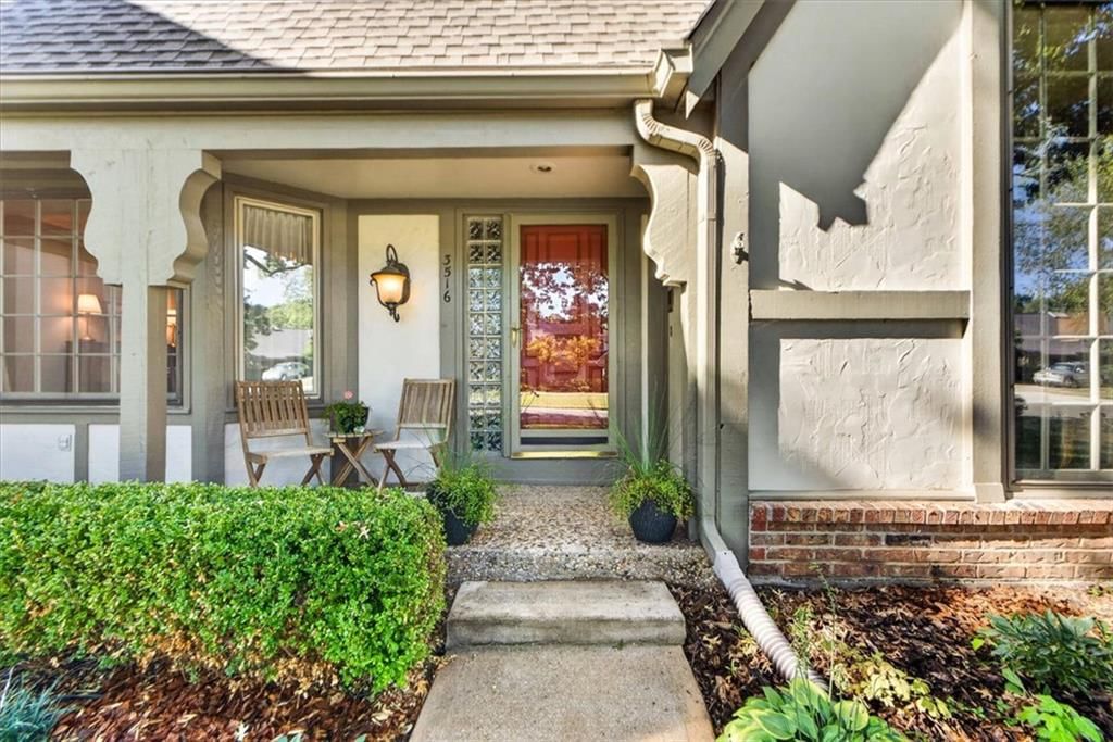 Photo 7 of 74, 3516 W 101st Terrace, Leawood, KS 66206