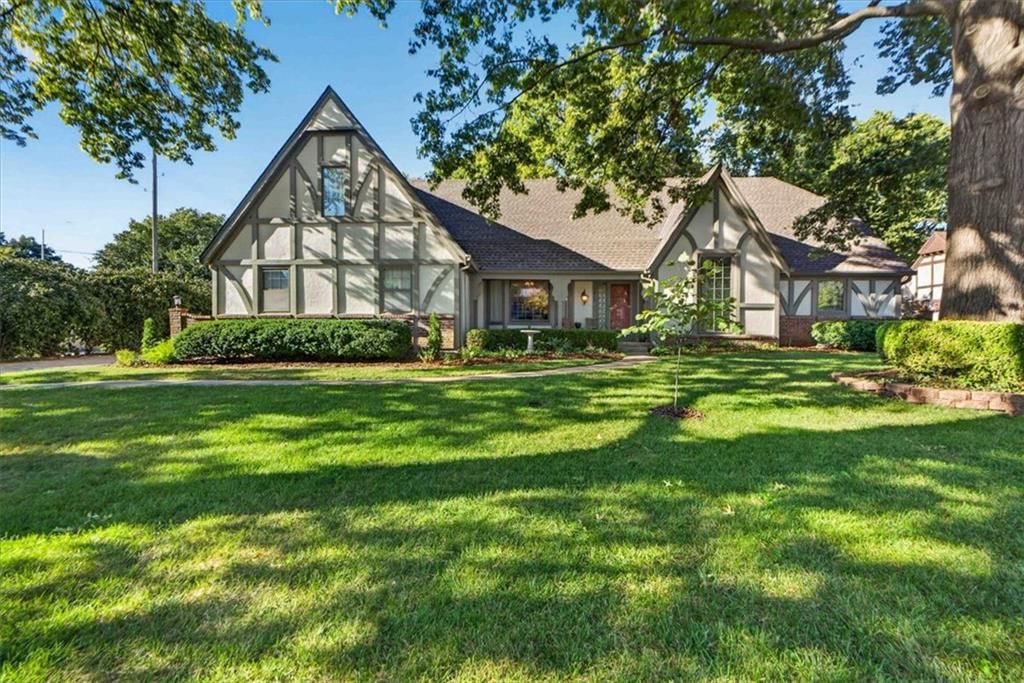 Photo 5 of 74 - 3516 W 101st Terrace, Leawood, KS 66206