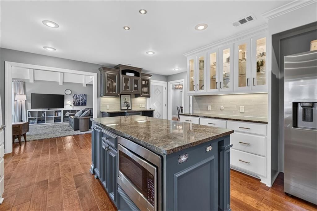 Photo 18 of 74 - 3516 W 101st Terrace, Leawood, KS 66206