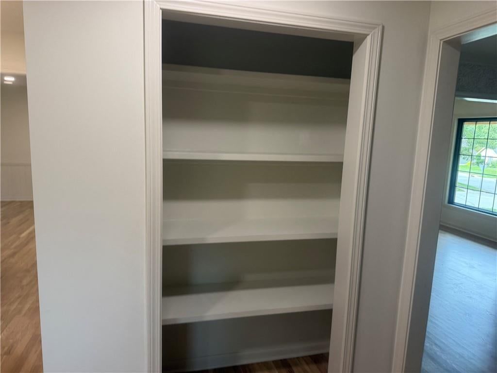 Photo 4 of 22 - 12001 ABERDEEN Street, Leawood, KS 66209