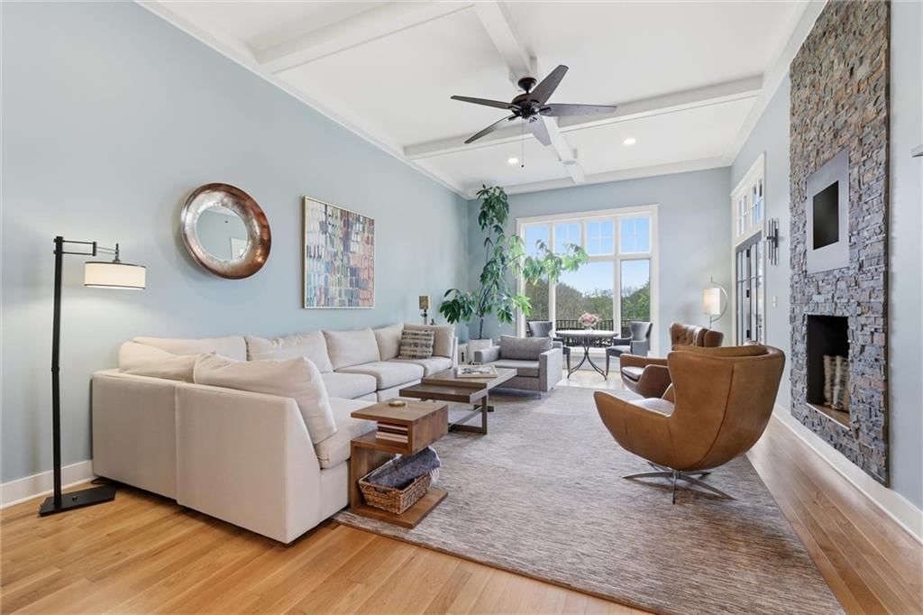 Tall ceilings and ceiling beams at 43 L Street, Lake Lotawana, MO 64086