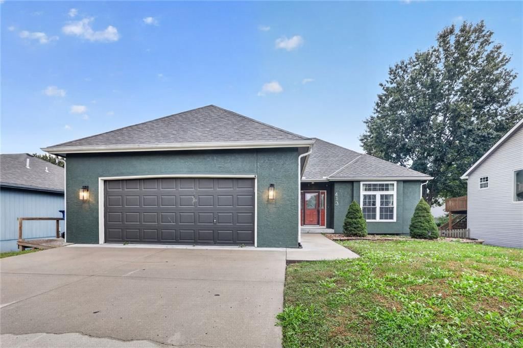 Attached garage at 413 Shannon Avenue, Smithville, MO 64089