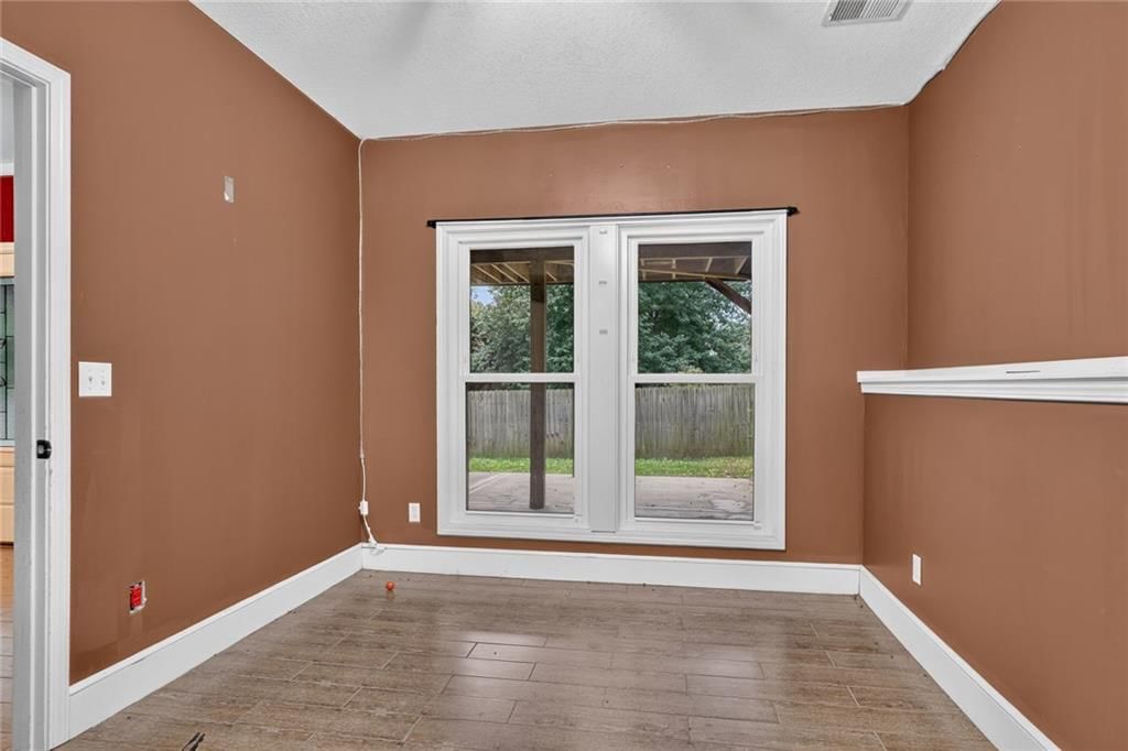 Photo 16 of 23 - 413 Shannon Avenue, Smithville, MO 64089