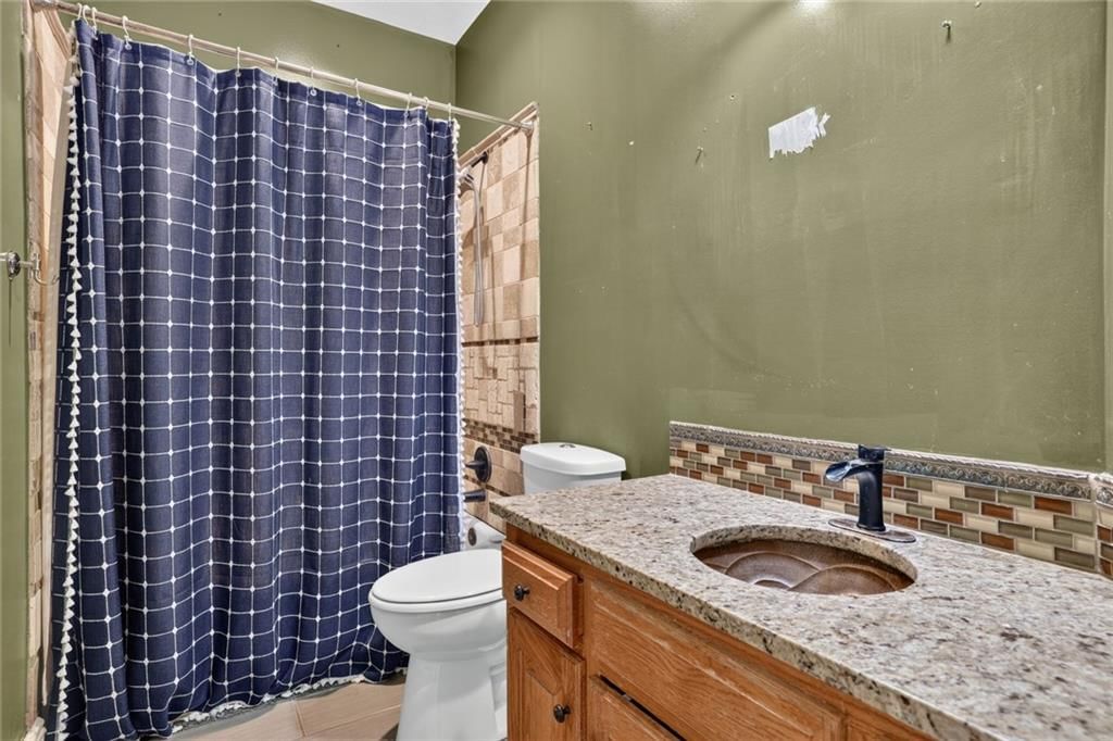 Tiled shower at 413 Shannon Avenue, Smithville, MO 64089