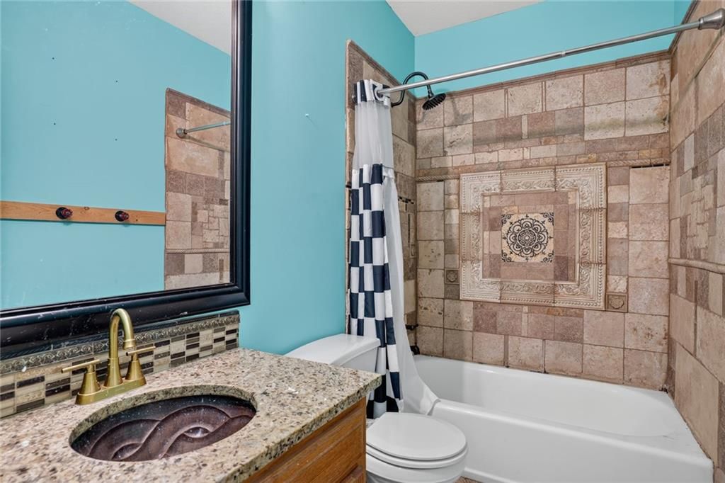Tub and shower combo at 413 Shannon Avenue, Smithville, MO 64089