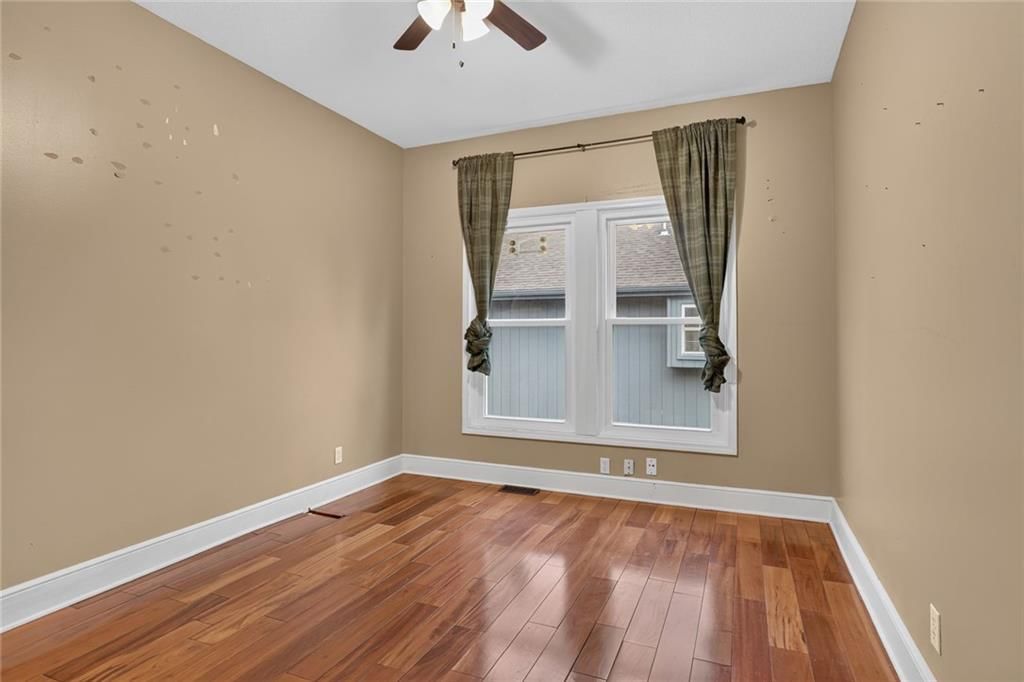 Photo 12 of 23 - 413 Shannon Avenue, Smithville, MO 64089