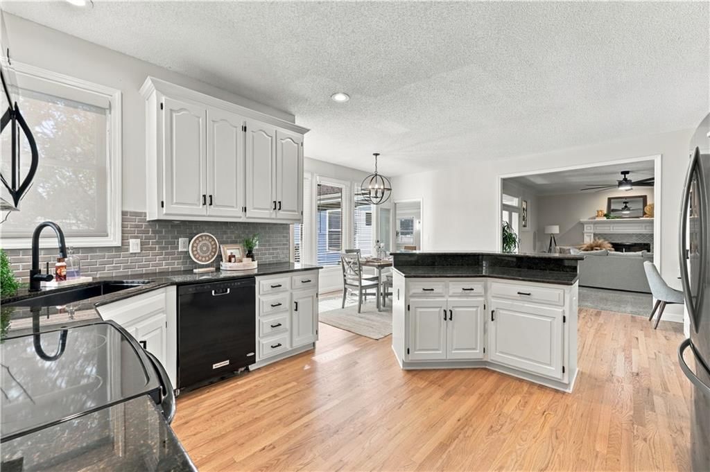 Photo 14 of 43 - 8517 W 145th Terrace, Overland Park, KS 66223