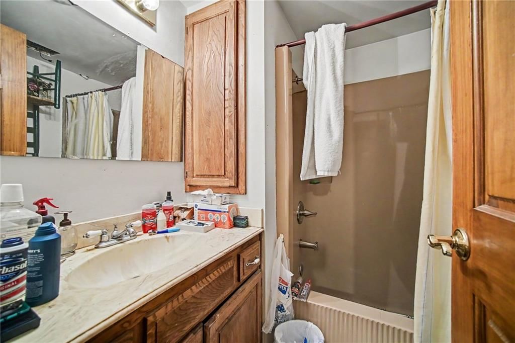 Double vanity and tub and shower combo at 6810 NW Martin Road, Kansas City, MO 64163