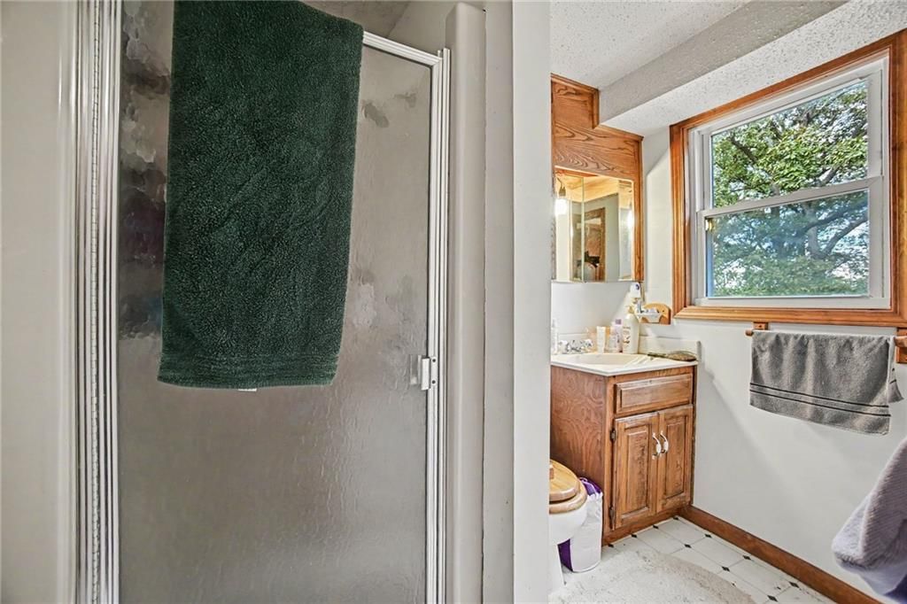 Frameless glass shower at 6810 NW Martin Road, Kansas City, MO 64163