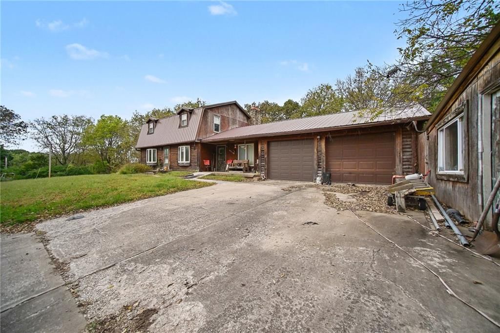 Attached garage and concrete driveway at 6810 NW Martin Road, Kansas City, MO 64163
