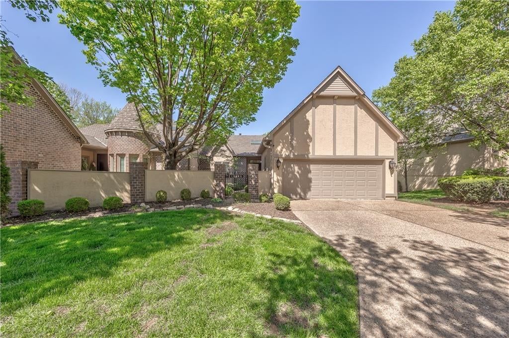 12452 Linden Street, Leawood, KS