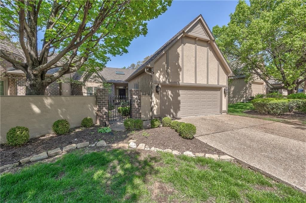 12452 Linden Street, Leawood, KS: listing photo 2