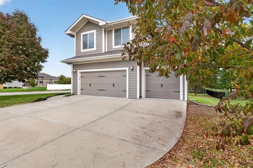 505 SW Webster Drive, Blue Springs, MO: listing photo 2