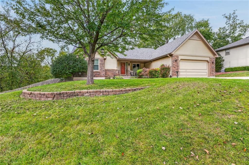 7312 N Strathbury Avenue, Kansas City, MO: listing photo 2